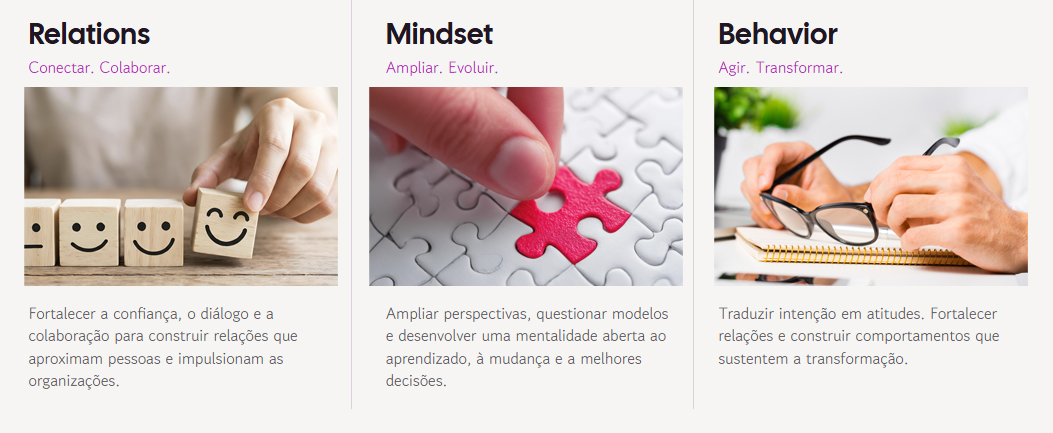 Mão organizando blocos de madeira com expressões sorridentes, simbolizando relações humanas.